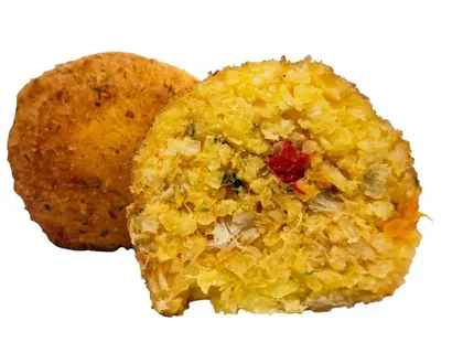 Arancino Baccalà e Peperoni tagliato a metà, riso allo zafferano con baccalà e peperone rosso, accanto a un arancino intero