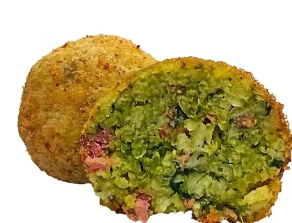 Arancino Cime di Rapa e Salsiccia tagliato a metà, ripieno verde con pezzetti di salsiccia, accanto a un arancino intero