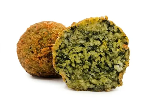 Arancino Spinaci e Pecorino tagliato a metà, ripieno verde di spinaci