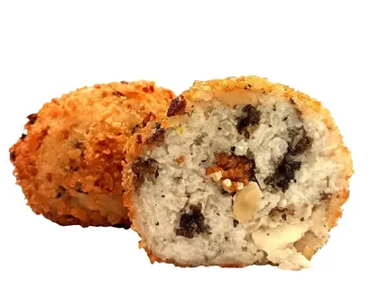 Arancino Tartufo, Pecorino e Noci tagliato a metà, riso chiaro con tartufo e noci, accanto a un arancino intero