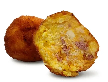 Arancino Zucca e Speck tagliato a metà, riso giallo-arancio con pezzetti di speck