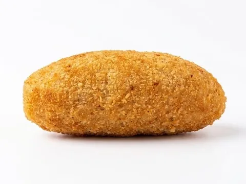 Crocchetta di patate dorata e croccante su sfondo bianco
